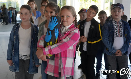 Патріотичний подарунок G-Museum: учні Городоцької початкової школи розмалювали долонями гільзу
