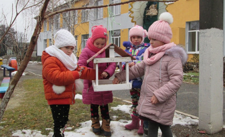 У сватівському дитячому садочку діти розвісили 30 годівничок