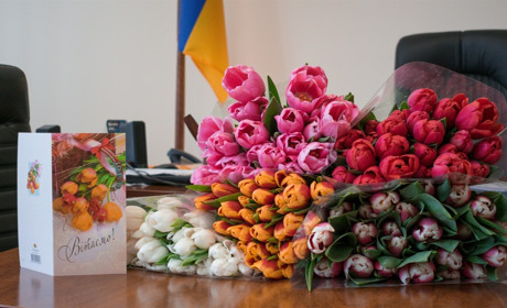 Міський голова Анатолій Кушнір, заступники та депутати вітають жмеринчанок з 8 Березня: відео
