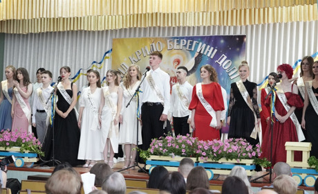 В Барському ліцеї №2 відбулося свято випускників 11-го класу: фото