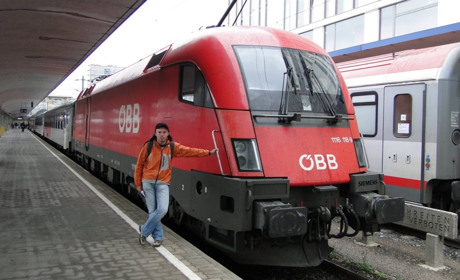 "Один раз побачити, ніж сто почути": історія поляка, що шукає Україну в старих потягах і електричках