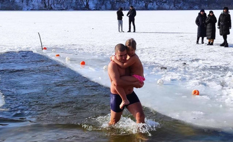 Водохреще в Южноукраїнську: як містяни в проруб пірнали (фоторепортаж)