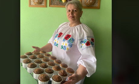 Людмила Бочко пече паски на передову для чоловіка та сина. Ділиться улюбленим рецептом