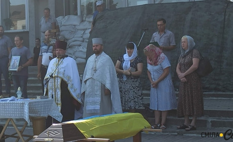 Прощались з героєм на колінах: Сміла провела в останню путь воїна Владислава Антонова