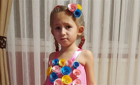 Сукня з паперу – це реально. Як жителька Рахова тренд змайструвала