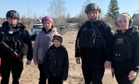 Поліцейські Куп’янського району евакуювали родину з небезпечної території