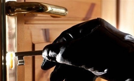 З квартири мешканки Сатанівської громади викрали понад 20 тисяч доларів