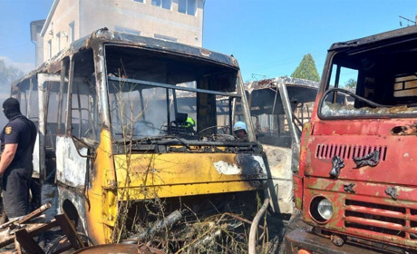 У Сухому Лимані згоріли 5 автобусів: серйозно постраждала 79-річна жінка