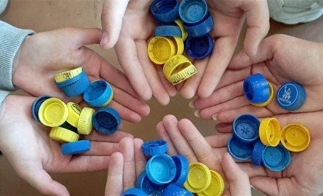 Пластик = «пташка». В Есмані зібрали 38 кілограмів кришок, які спрямують на купівлю дрона для ЗСУ