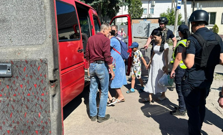 Жителі Білопілля продовжують евакуюватись із міста