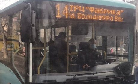 На 14-му маршруті в Херсоні з'явився новий автобус з низькою підлогою. Розповідаємо, звідки
