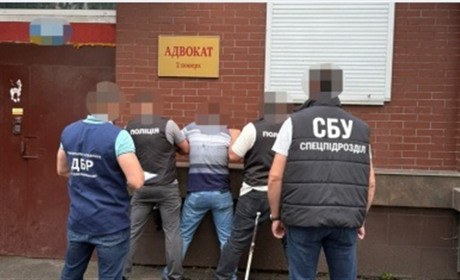 За отримання хабаря затримали головного державного інспектора податкової служби Хмельниччини