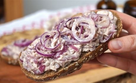 Рецепт дня: намазка з червоної цибулі й тунця