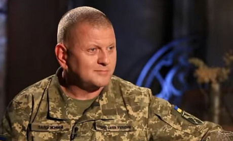Фотофакт: прапорці з логотипом Звягеля на робочому столі Валерія Залужного