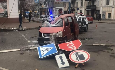 В центрі Херсона сталась ДТП: знесені дорожні знаки та світлофор. Наразі рух ускладнений