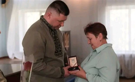 Мама полеглого на війні захисника Олександра Калашника отримала державну нагороду