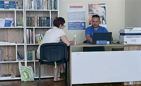 Переселенці з Луганщини можуть звернутися до гумхабу по правову допомогу. Де консультує юрист