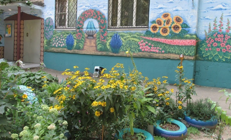 Ирина Чубко: «На цветник на стене пятиэтажки ушло больше девяти литров акриловой краски»