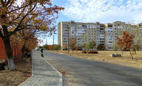 Цемент та форма: у Теплодарі ремонтують пішохідні доріжки за допомогою цікавої технології