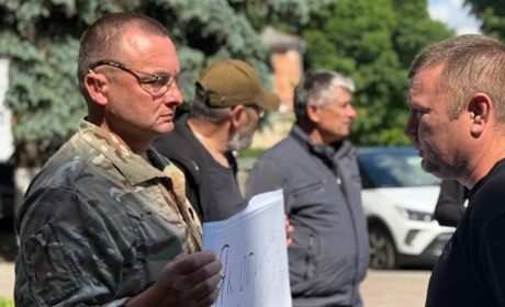 Після акції протесту в Первомайську сторони дійшли порозуміння: що кажуть ветеран та командир ДФТГ
