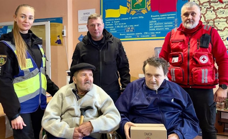 Евакуація з-під обстрілів: поліція та Червоний Хрест вивезли мешканців селища Колодязне