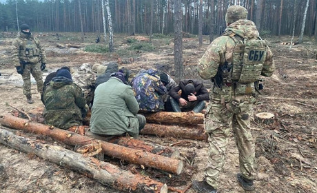 «Візит» правоохоронців: на Сарненщині вилучили мотопомпи, бурштин та екскаватор