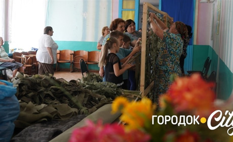 Понад 70 сіток для фронту. Як волонтерки з Великої Левади допомагають захисникам