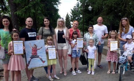 Переможці фотоконкурсу «Привіт, канікули!» отримали свої подарунки