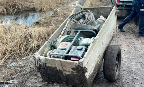 У Сарненському районі вилучили мотопомпу: бурштинокопачів розшукує поліція