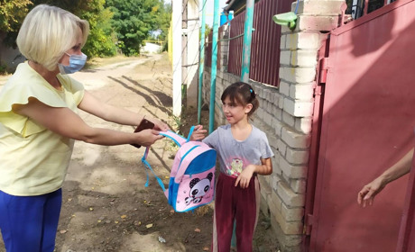 До Дня усиновлення 17 біляївських школярів отримали подарунки: їх вручали представники освіти