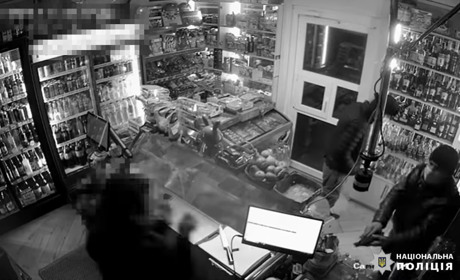 Пограбували магазин в Умані, погрожуючи зброєю. За це до 15 років позбавлення волі