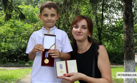 Таткова нагорода: медаль «Захиснику України» вручили сину полеглого Валерія Дмитренка (ВІДЕО)