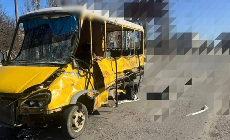 Росіяни атакували маршрутку у Херсоні вибухівкою з дрона: вже відомо про 20 постраждалих
