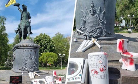 В Измаиле к памятнику Суворову снесли старые вещи и оставили послание
