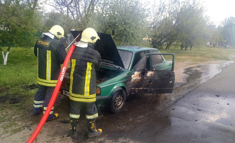 Стареньке авто згоріло обабіч золотоніської вулиці