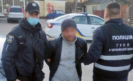 У Чернігові двоє зловмисників зривали у перехожих золоті ланцюжки. Суд їх позбавив волі на 4 роки