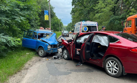 Водій виїхав на зустрічну смугу у Шостці та влаштував аварію, його підозрюють у вживанні спиртного