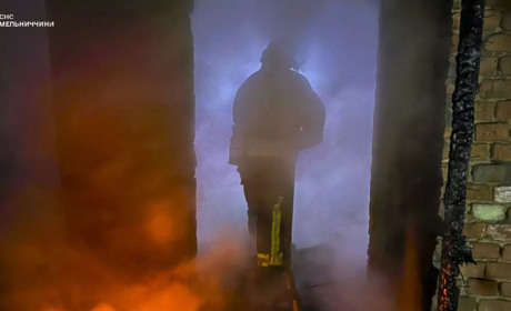 У Полонному горіло перекриття житлового будинку: подробиці