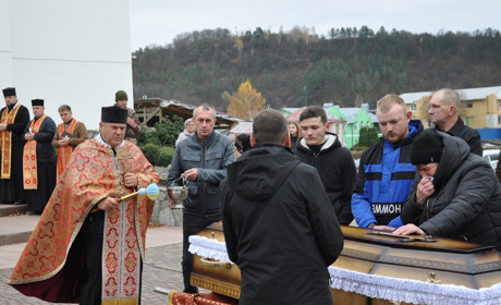 Загиблий Герой Бабкін Дмитро повернувся до рідного Звиняча через півтора року, «на щиті»