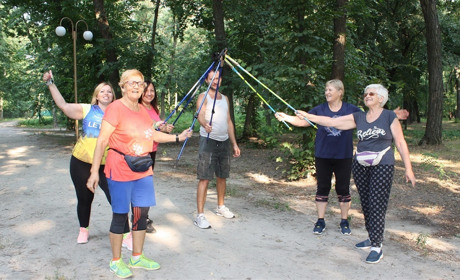 Увлеченных скандинавской ходьбой становится больше