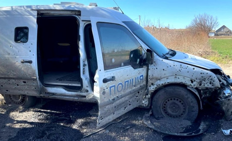 На Херсонщині терористи обстріляли автівки поліції та волонтерів, є тяжко поранені