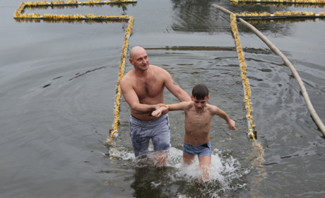 Як у Сватовому відзначали Водохреща: святили воду та пірнали у річку