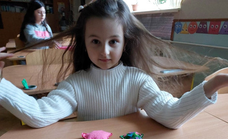 Чотирирічна Єва із Первомайська шиє новорічні іграшки: Олена Пак про свою талановиту ученицю
