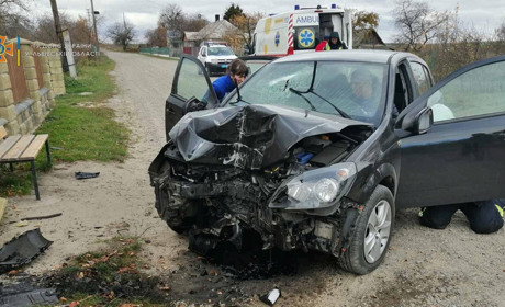 Рятувальники Червоноградського району вивільнили чоловіка із розбитого під час аварії автомобіля