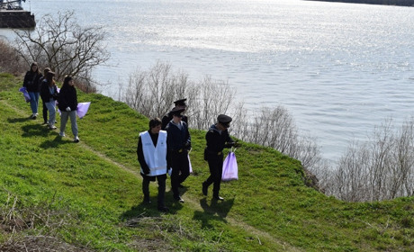 В Ізмаїлі в рамках екологічної акції молодь прибрала територію вздовж Дунаю