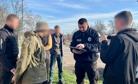 Продав кулемет та набої. На Первомайщині затримали торгівця зброєю