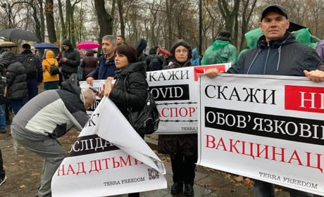 У Києві мітингують противники вакцинації. Що уже відомо