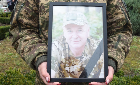 Понад 7 місяців вважався зниклим безвісти: Нетішин попрощався з Героєм Іваном Бабійчуком