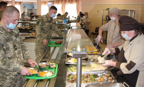 Школи Южного готують обіди для українських військових та приймають продукти