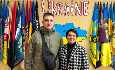 Директорка дитсадка в Сарнах передала освітянську премію військовим